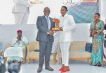 L’entrepreneur Camerounaise Naomi Mbakam, lauréate du trophée Sufawe 2025 d’Attijariwafa Bank