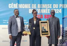 Mme Alvine Désirée Tiwoda reçoit le prix EcoMatin 2024 pour CCA Bank