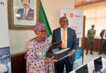 La Fondation Orange Cameroun investi 31 millions de Fcfa en matériel informatique pour garantir une meilleure insertion sociale de la jeune fille