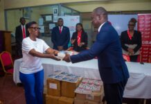 UBA Cameroon dote le collège Alfred Saker de Douala de 500 livres éducatifs