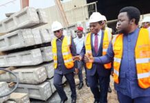 Gaston Eloundou Essomba en visite à CIC 30 S.A, l’usine de fabrication des poteaux en béton