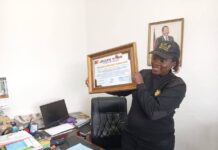 Mme Arlette Alemoka, Directeur de la Police municipale et de la Sécurité de Douala, reçoit le Prix d’Excellence en Sécurité Urbaine et Engagement Citoyen