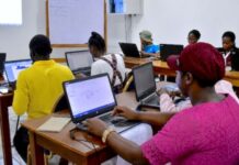 IHS Cameroun s’associe à Orange Cameroun pour lancer DIGIT4HER, un programme visant à renforcer les compétences numériques de 200 jeunes femmes